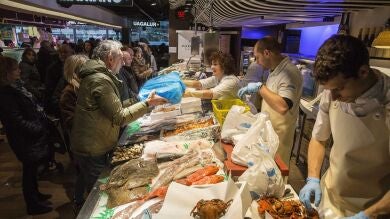  Los mercados se llenan de personas que ultiman sus compras para Nochevieja 