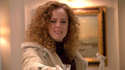 Ebria y con rabia, Natalia se presenta en casa de los de La Vega en la cena de Nochebuena