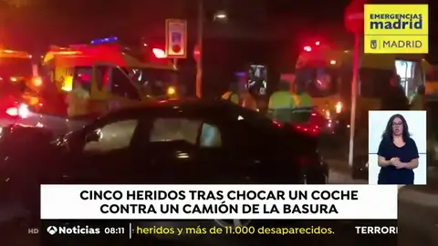 Cinco personas resultan heridas por una colisión entre un turismo y un camión de basura Cinco personas resultan heridas por una colisión entre un turismo y un camión de basura
