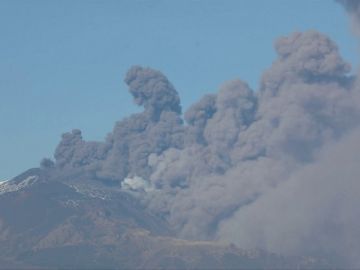 El Etna entra en erupción y obliga a cerrar el aeropuerto italiano de Catania