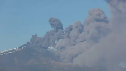 El Etna entra en erupción y obliga a cerrar el aeropuerto italiano de Catania El Etna entra en erupción y obliga a cerrar el aeropuerto italiano de Catania