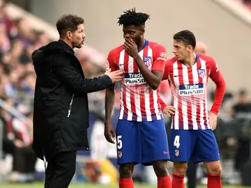 Thomas Partey dialoga con Simeone Thomas Partey dialoga con Simeone