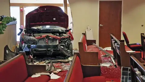 Al menos seis heridos al estrellarse un vehículo contra una iglesia en Ohio Al menos seis heridos al estrellarse un vehículo contra una iglesia en Ohio