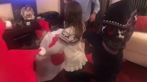 Papá Noel ha llegado: día de regalos e ilusión para los más pequeños Papá Noel ha llegado: día de regalos e ilusión para los más pequeños