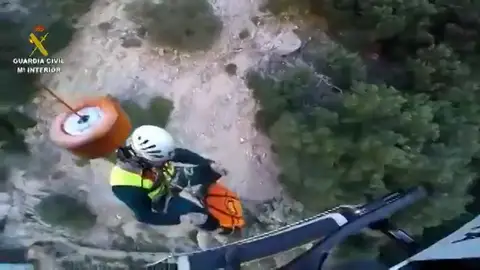 Rescatan a un barranquista que se cayó desde unos ocho metros en un barranco en Mallorca Rescatan a un barranquista que se cayó desde unos ocho metros en un barranco en Mallorca