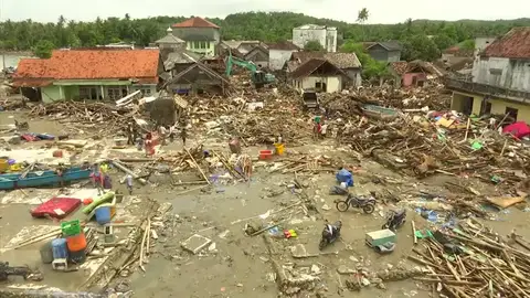 Drones y perros para localizar a los supervivientes del tsunami en Indonesia, que deja ya más de 400 muertos Drones y perros para localizar a los supervivientes del tsunami en Indonesia, que deja ya más de 400 muertos