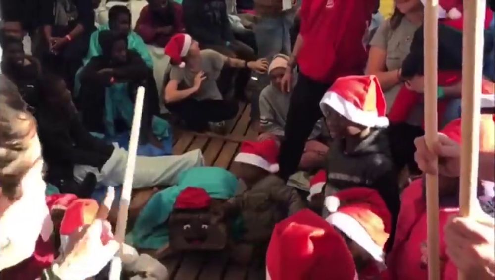 Los inmigrantes del Open Arms celebran la Navidad a bordo del barco