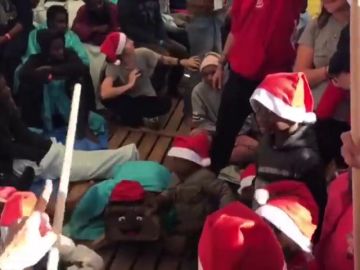 Los inmigrantes del Open Arms celebran la Navidad a bordo del barco