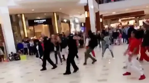 El divertido baile de unos policías estadounidenses para celebrar la Navidad El divertido baile de unos policías estadounidenses para celebrar la Navidad