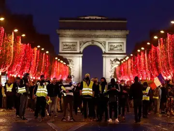 'Chalecos amarillos' en el Arco del Triunfo de París 'Chalecos amarillos' en el Arco del Triunfo de París