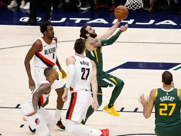 Ricky Rubio penetra a canasta ante la defensa de Portland Ricky Rubio penetra a canasta ante la defensa de Portland