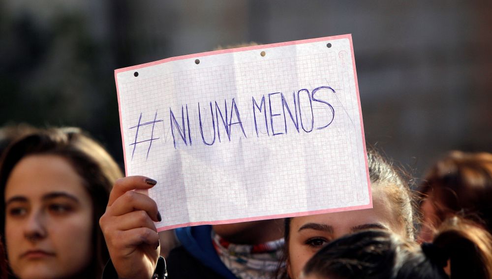 Más de trescientas personas se concentraron junto al ayuntamiento de Callosa d’En Sarrià