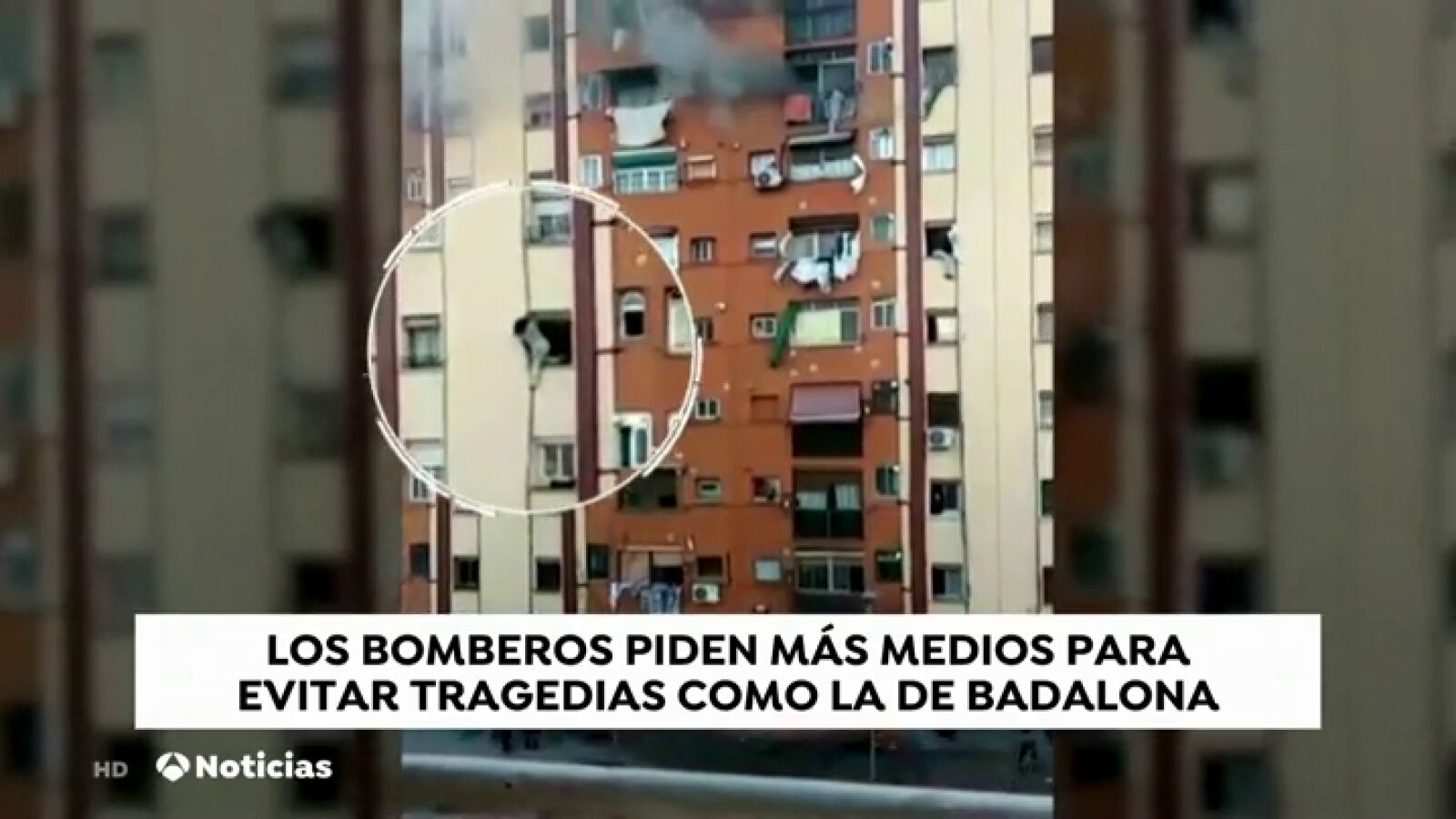 Los bomberos se quejan de la falta de medios con la que afrontaron el incendio de Badalona