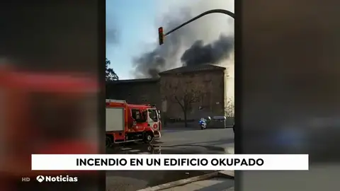 Incendio en un edificio okupado de Barcelona Incendio en un edificio okupado de Barcelona