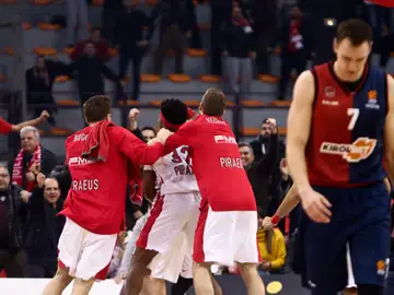 Los jugadores del Olympiacos celebran una canasta ante el Baskonia Los jugadores del Olympiacos celebran una canasta ante el Baskonia