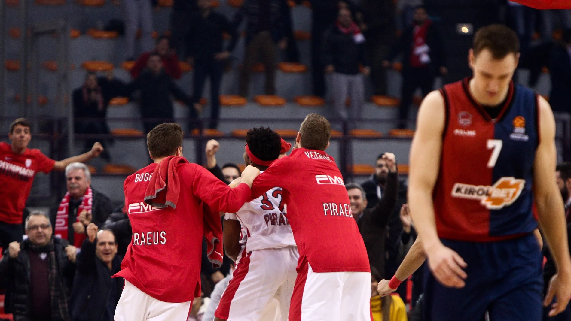 Los jugadores del Olympiacos celebran una canasta ante el Baskonia Los jugadores del Olympiacos celebran una canasta ante el Baskonia