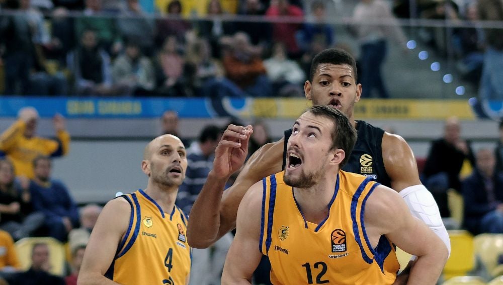 Ondrej Balvin intenta superar a Walter Tavares