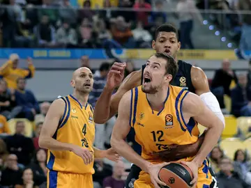 Ondrej Balvin intenta superar a Walter Tavares Ondrej Balvin intenta superar a Walter Tavares