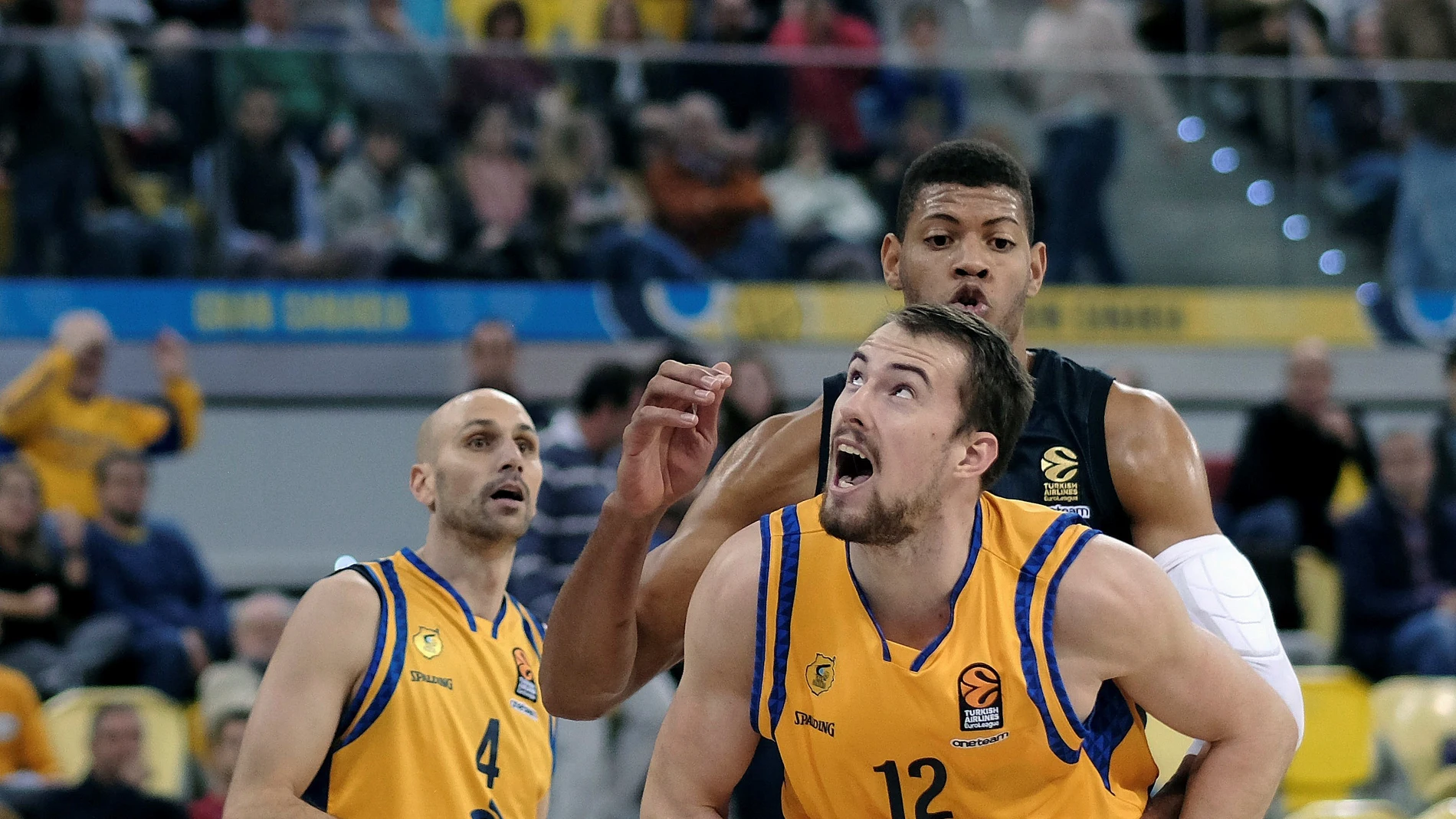 Ondrej Balvin intenta superar a Walter Tavares Ondrej Balvin intenta superar a Walter Tavares