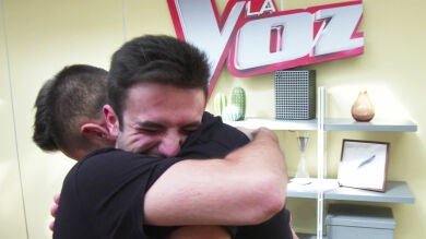 El emotivo reencuentro entre Javier Erro y un antiguo compañero de 'La Voz Kids'