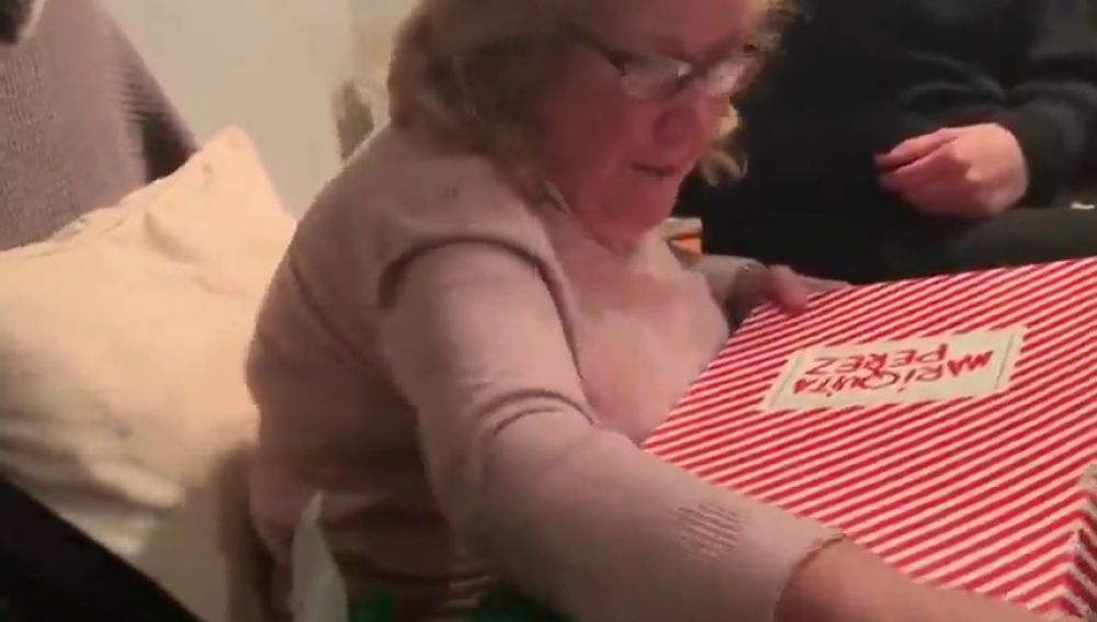 La sorpresa de una abuela al recibir una muñeca con la que llevaba soñando toda su vida