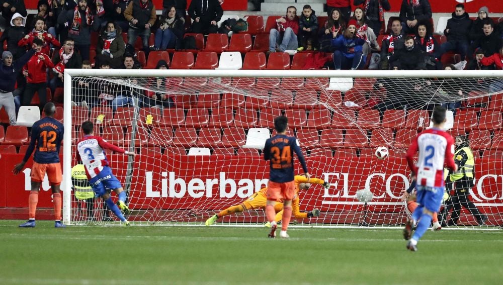 Noblejas bate al guardameta del Valencia, Jaume Domenech