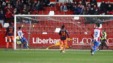 Noblejas bate al guardameta del Valencia, Jaume Domenech