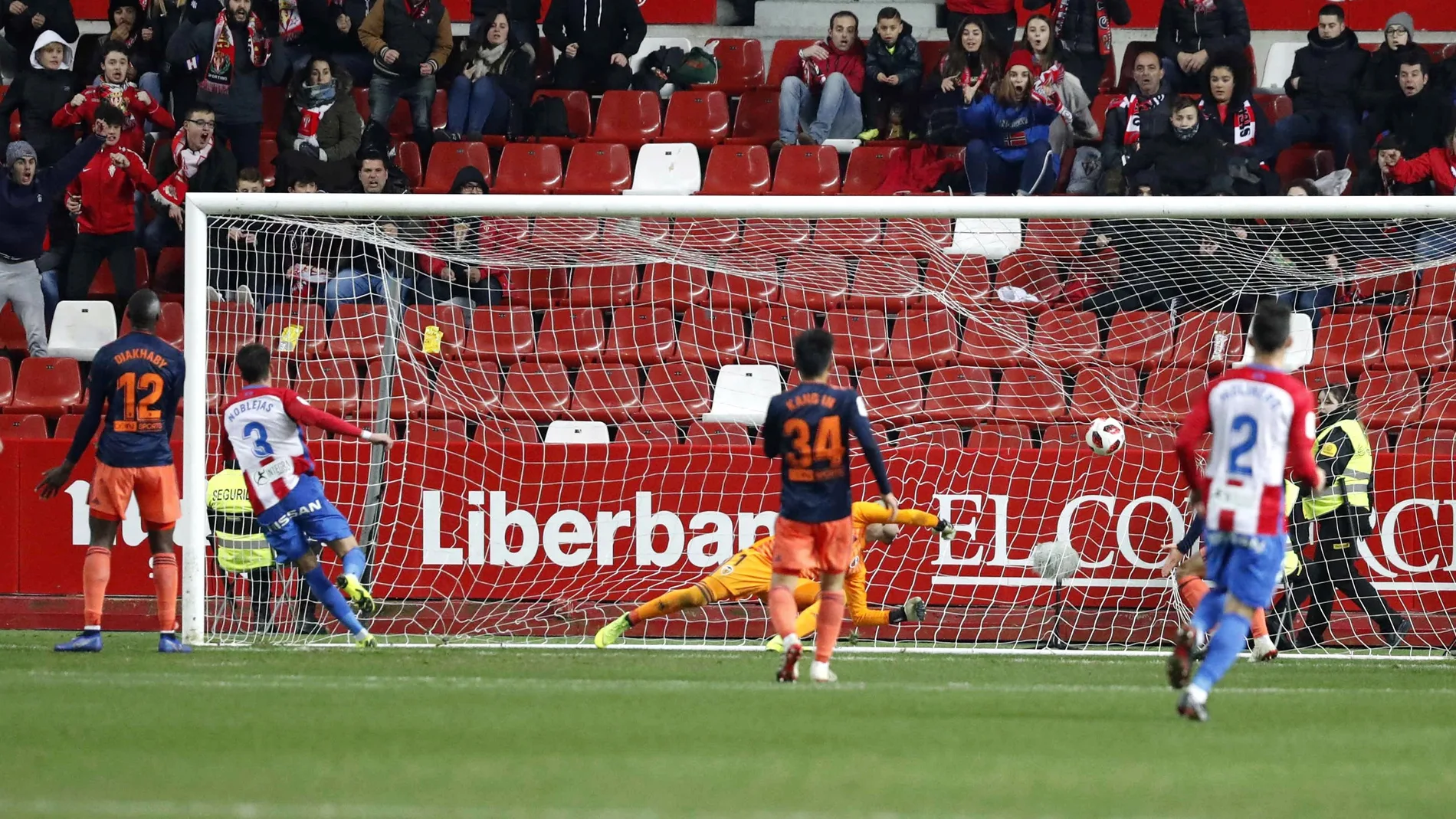Noblejas bate al guardameta del Valencia, Jaume Domenech Noblejas bate al guardameta del Valencia, Jaume Domenech
