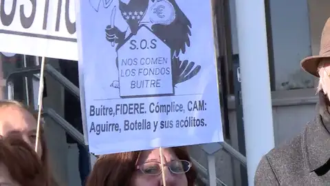 Inquilinos de viviendas sociales afectados por un fondo buitre se concentran frente a los Juzgados Inquilinos de viviendas sociales afectados por un fondo buitre se concentran frente a los Juzgados