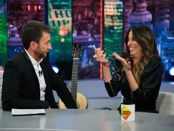 Pablo Motos detiene a Almudena Cid en directo en 'El Hormiguero 3.0' Pablo Motos detiene a Almudena Cid en directo en 'El Hormiguero 3.0'