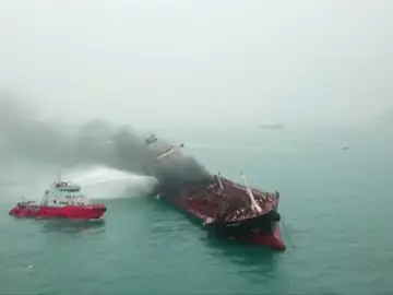 Al menos un muerto y dos desaparecidos en un incendio de un petrolero en Hong Kong Al menos un muerto y dos desaparecidos en un incendio de un petrolero en Hong Kong