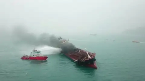 Al menos un muerto y dos desaparecidos en un incendio de un petrolero en Hong Kong Al menos un muerto y dos desaparecidos en un incendio de un petrolero en Hong Kong