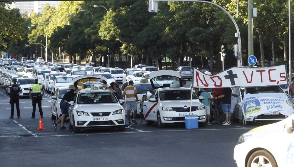Imagen de archivo: Taxistas manifestándose en contra de las VTC.