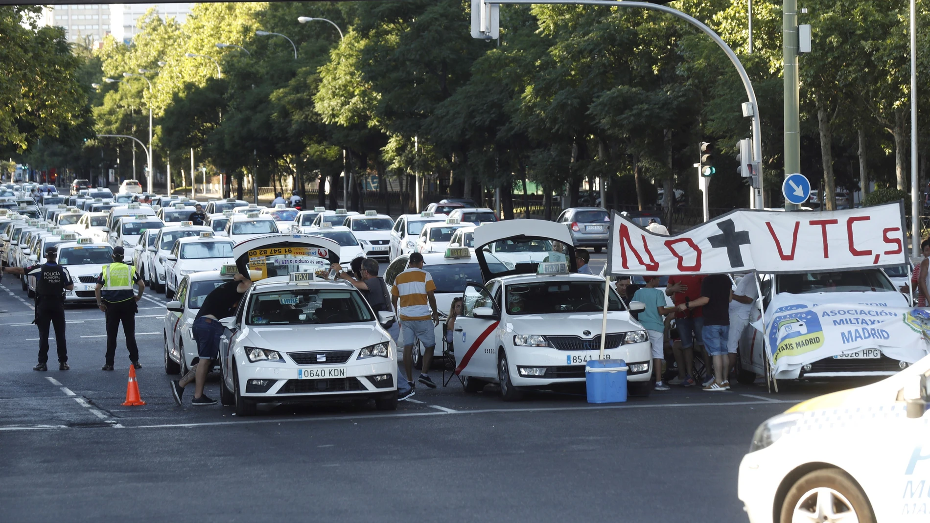 Imagen de archivo: Taxistas manifestándose en contra de las VTC. Imagen de archivo: Taxistas manifestándose en contra de las VTC.