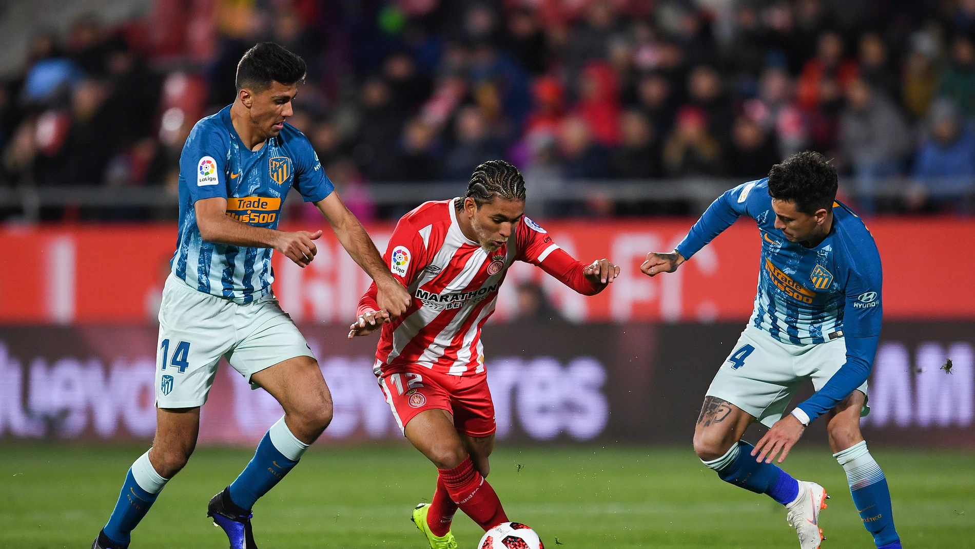 Douglas Luiz trata de marcharse de Rodrigo y Giménez Douglas Luiz trata de marcharse de Rodrigo y Giménez