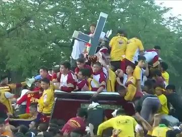 Más de medio millón de personas acompañan la procesión del Nazareno Negro en Manila Más de medio millón de personas acompañan la procesión del Nazareno Negro en Manila
