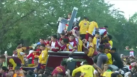 Más de medio millón de personas acompañan la procesión del Nazareno Negro en Manila Más de medio millón de personas acompañan la procesión del Nazareno Negro en Manila