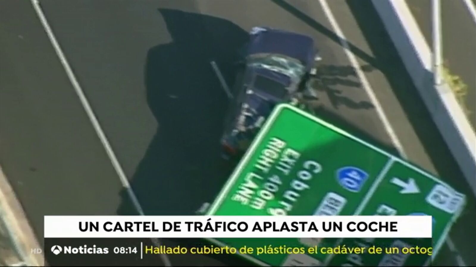 Las espectaculares imágenes de un cartel de tráfico que aplasta un coche en marcha en una autopista de Australia
