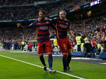 Neymar e Iniesta celebran un gol Neymar e Iniesta celebran un gol