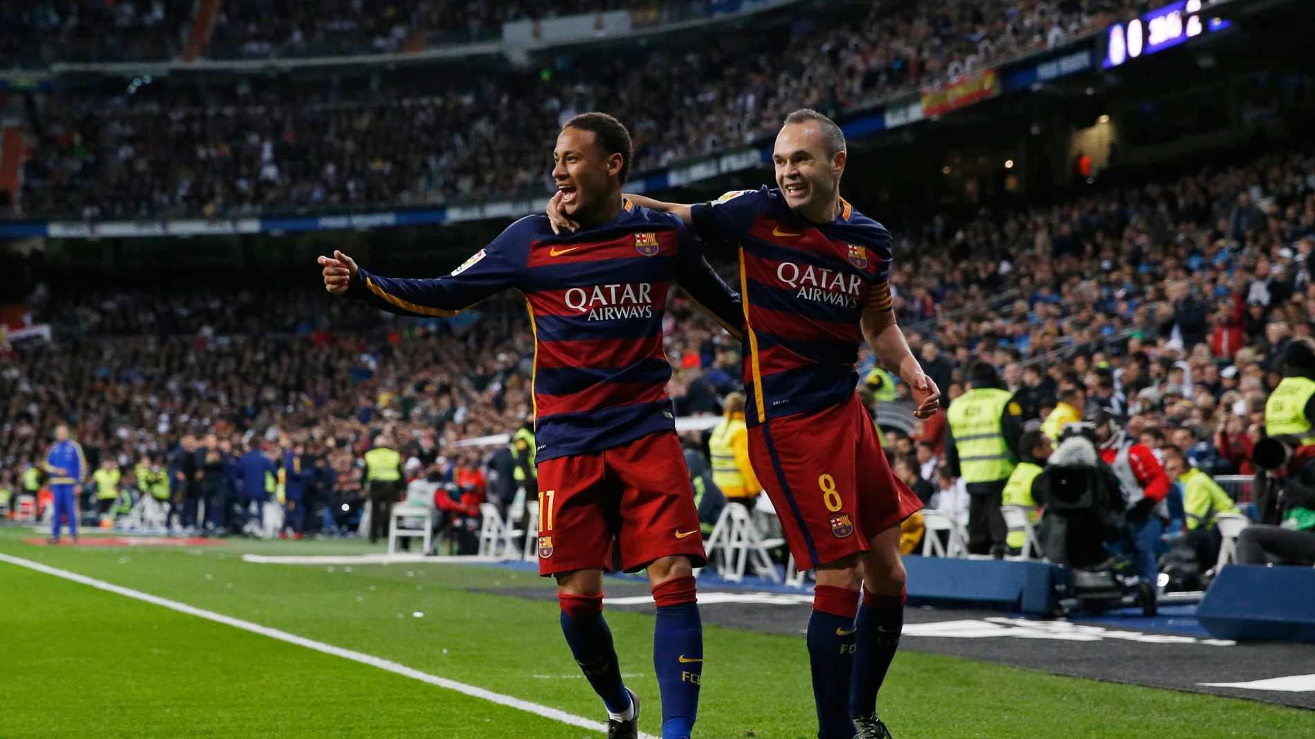 Neymar e Iniesta celebran un gol Neymar e Iniesta celebran un gol