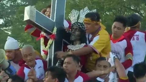 Más de 100 mil personas se pegan por tocar al "Nazareno negro" Más de 100 mil personas se pegan por tocar al "Nazareno negro"