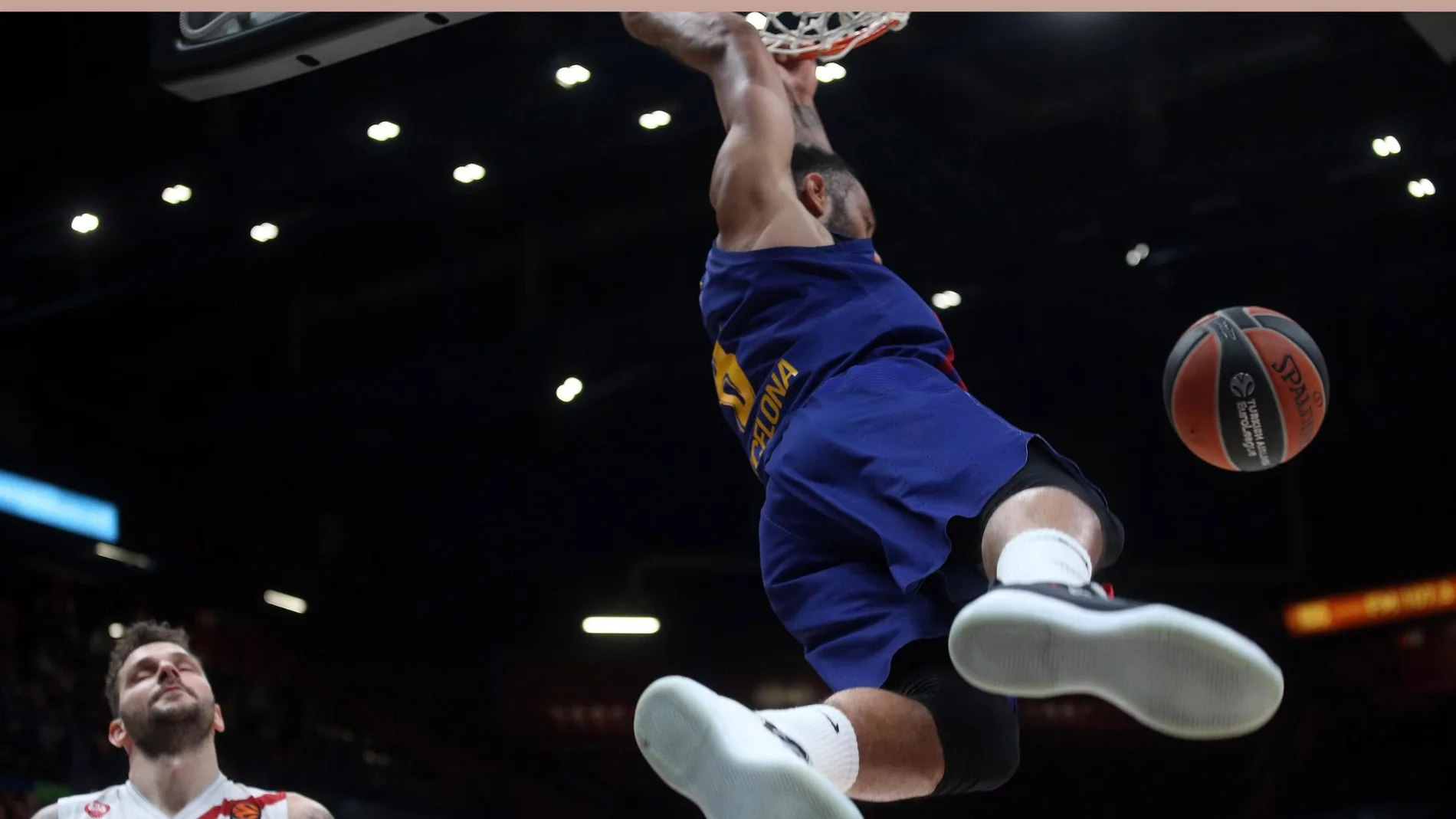 Adam Hanga machaca la canasta del Olimpia Milan Adam Hanga machaca la canasta del Olimpia Milan