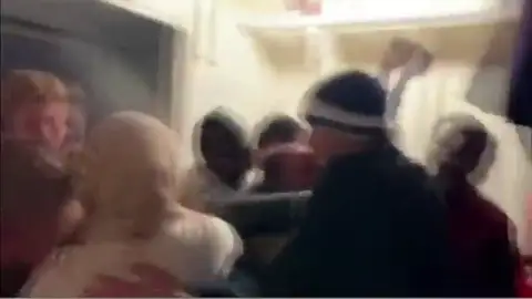 Así reciben los 49 inmigrantes del Sea-Watch la noticia de su traslado a ocho países de la UE Así reciben los 49 inmigrantes del Sea-Watch la noticia de su traslado a ocho países de la UE