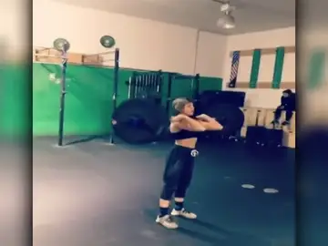 'Queen Beezy', la niña de 11 años que levanta 72 kilos, más del doble de su peso 'Queen Beezy', la niña de 11 años que levanta 72 kilos, más del doble de su peso