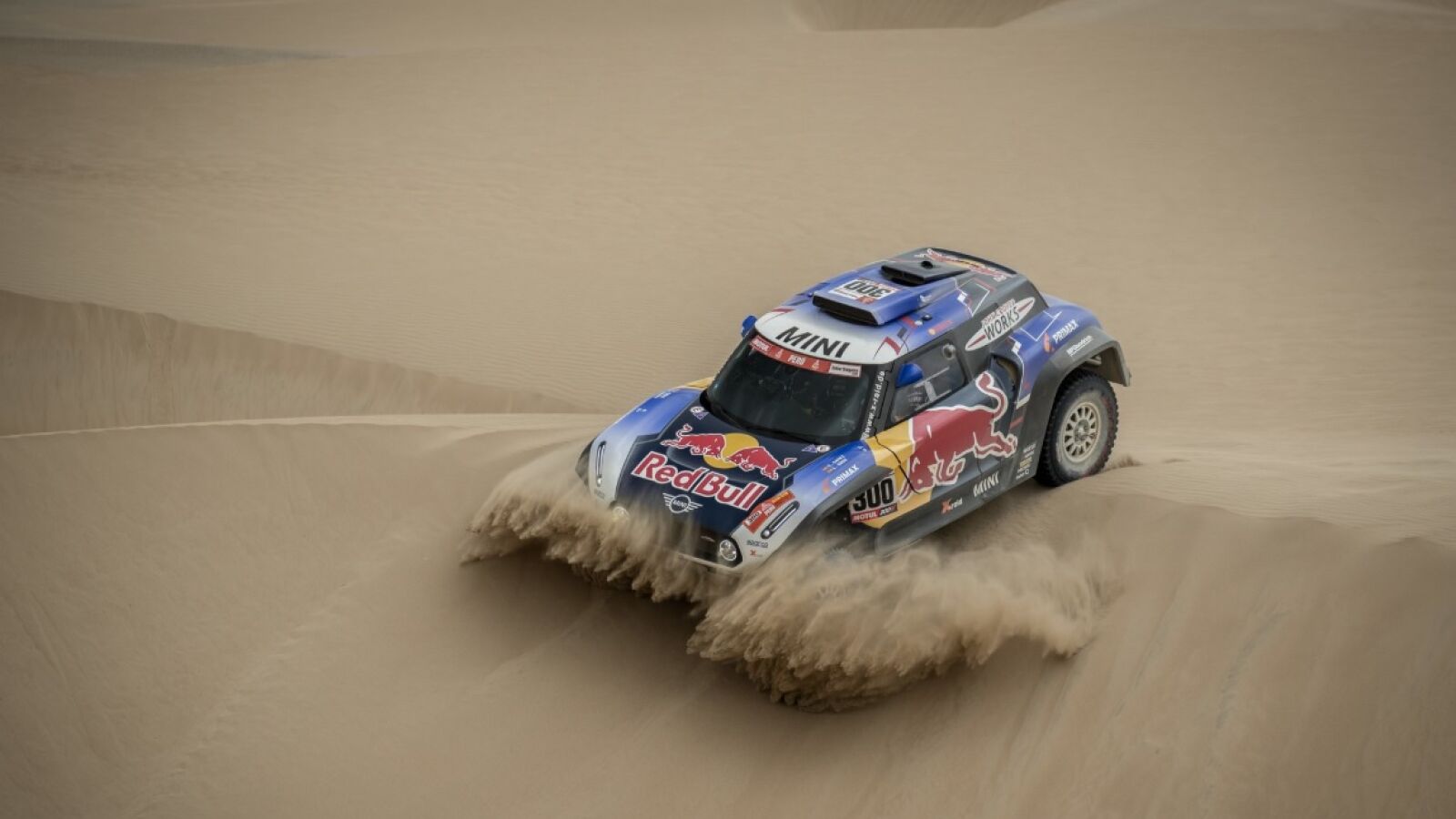 Carlos Sainz se queda casi sin opciones de revalidar su victoria en el Dakar tras romper la suspensión en una zanja