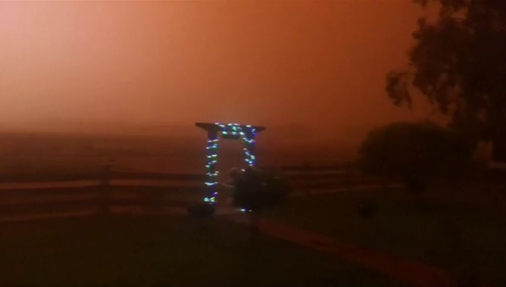 Una tormenta de polvo crea este espectacular fenómeno en la ciudad australiana de Barellan