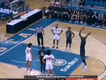Tacko Fall, tirando un tiro libre Tacko Fall, tirando un tiro libre