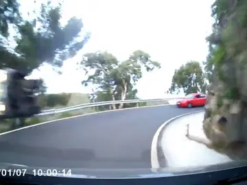 Milagro en Gran Canaria: su vehículo se sale de la vía y el quitamiedos y un árbol evitan que caiga por un precipicio. Milagro en Gran Canaria: su vehículo se sale de la vía y el quitamiedos y un árbol evitan que caiga por un precipicio.