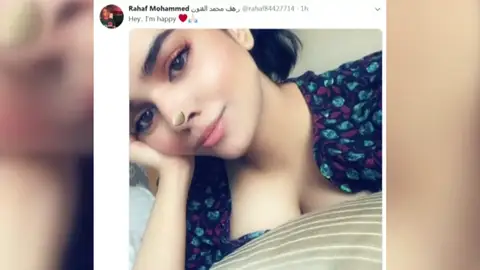 La chica saudí, que huyó de su familia, espera ser acogida como refugiada en Australia La chica saudí, que huyó de su familia, espera ser acogida como refugiada en Australia