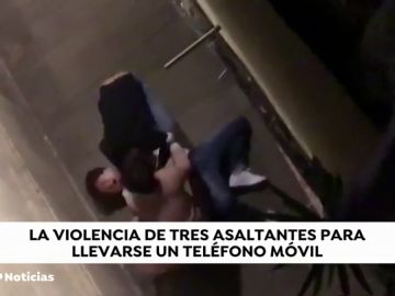 Asaltan con mucha violencia a un turista para robarle un teléfono móvil